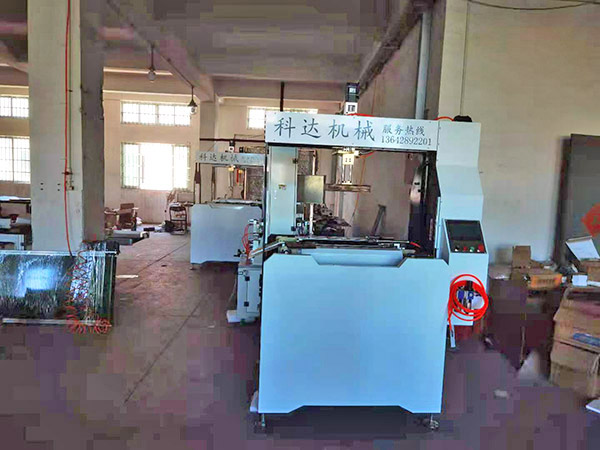 北京自動調(diào)模成型機(jī)應(yīng)該如何操作？